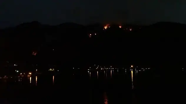 Marmaris'te gece devam eden yangın havadan görüntülendi