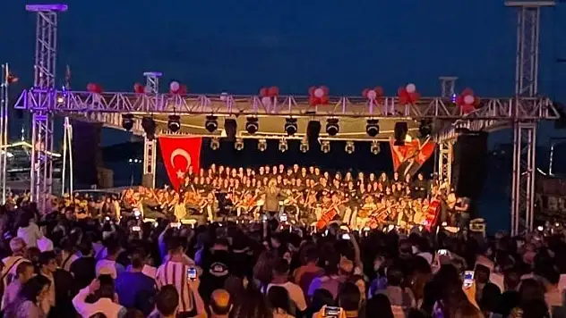 Marmaris'te gençlerden oluşan 120 kişilik koro konser verdi