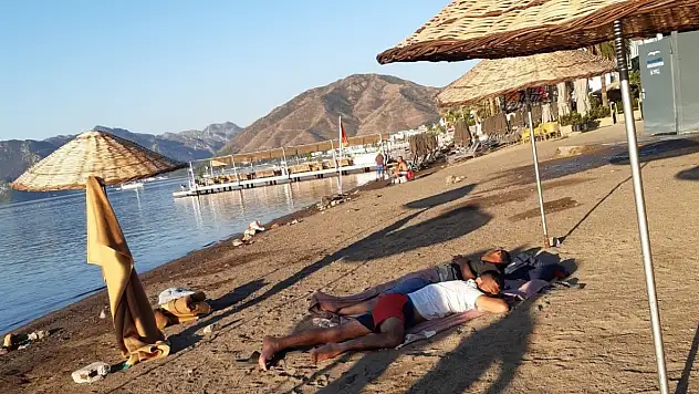 Halk plajlarında konaklayanlar dikkat çekiyor