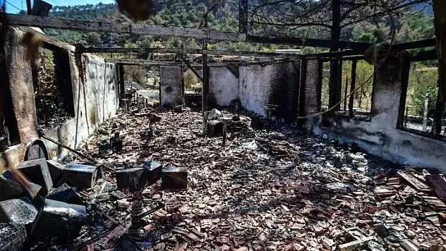 Marmaris'te müze olarak kullanılan 1 asırlık yapı küle döndü