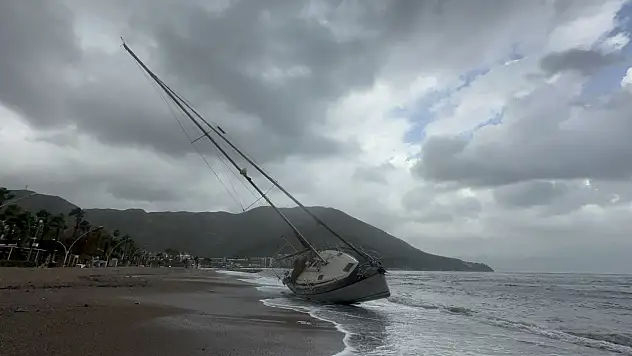 Marmaris'te şiddetli fırtına ve sağanak yağış etkili oluyor
