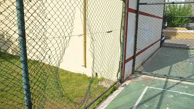 Marmaris'teki basketbol sahasının tel örgüleri tahrip edildi
