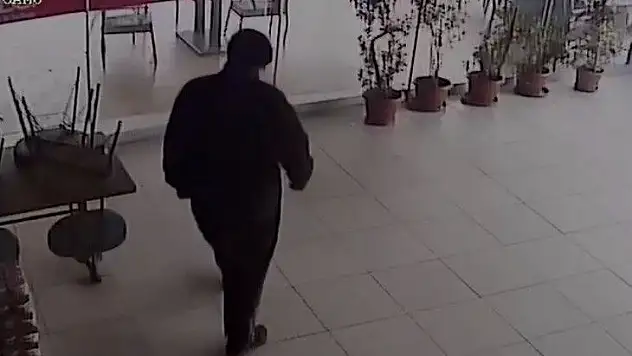 Maskeli hırsız bahşiş paralarını da çaldı