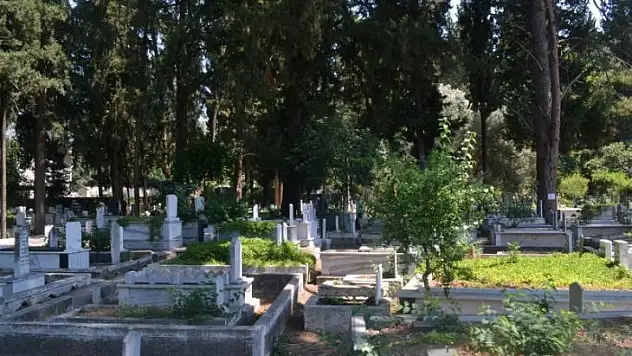 Mezarlıklarda bayram yoğunluğu