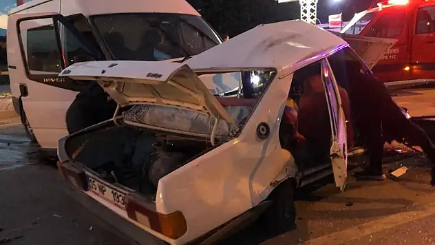 Minibüsün çarptığı otomobil ortadan ikiye bölündü: 1 ölü, 3 yaralı