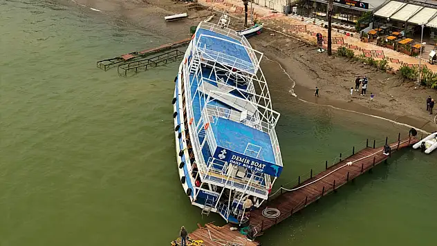 Muğla'da çamur rengine bürünen deniz havadan görüntülendi