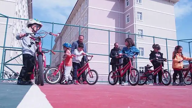 MUĞLA'DA DEPREMZEDE ÇOCUKLARA BİSİKLET EĞİTİMİ