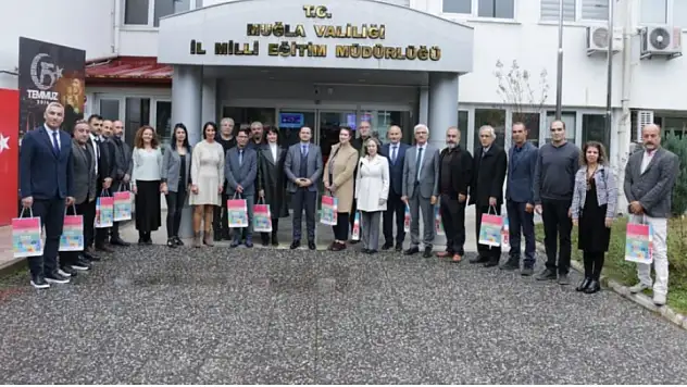 Öğretmenler, öğrencilerine ders kitapları hazırlıyor