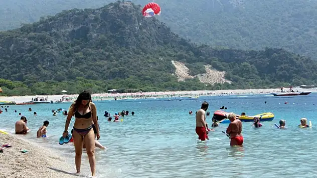 Ölüdeniz'de hafta sonu yoğunluğu