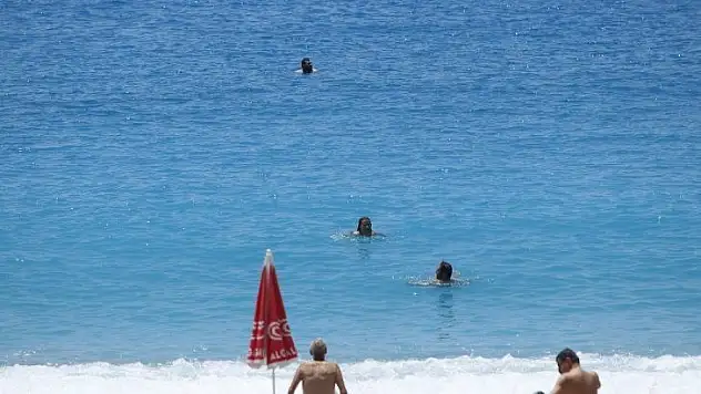 Ölüdeniz'de sosyal mesafeli deniz keyfi