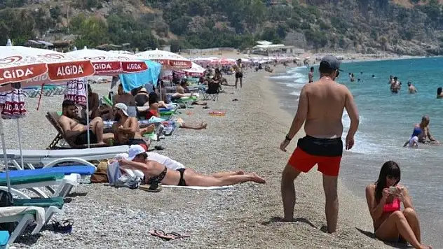 Ölüdeniz'de yerli ve yabancı turistlerden deniz keyfi