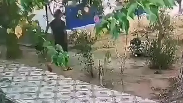 Önce yemek yedi, sonra paraları çaldı