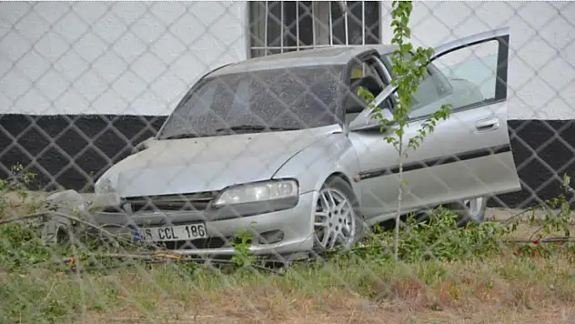 Otomobil evin bahçesine uçtu