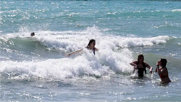 Sakin Kent'te azgın dalgalarda tehlikeli dans