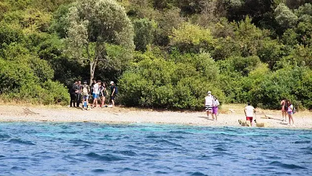 Saklı koyda gizli saklı denize girdiler