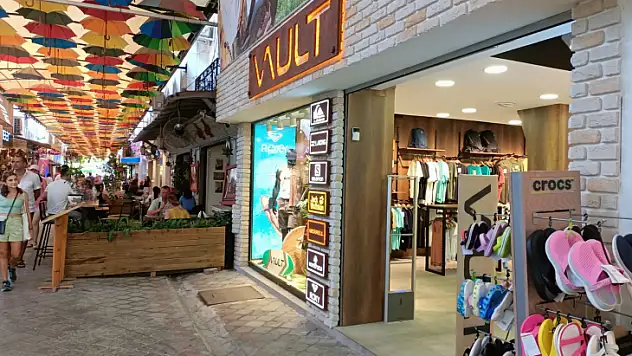 ŞEMSİYELİ SOKAĞA İLGİ YOĞUN