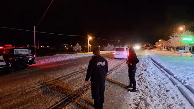 Seydikemer'de kardan kapanan yolda araçlar mahsur kaldı