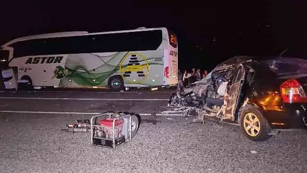 SEYDİKEMER'DE OTOBÜSLE OTOMOBİL ÇARPIŞTI: 1 ÖLÜ, 1 YARALI