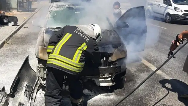 Seyir halindeki araç alevlere teslim oldu