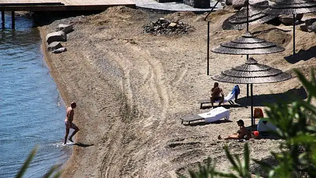 Sokağa çıkmadılar ama denize girdiler