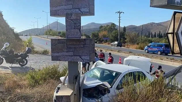 Tabelaya çarpıp ormanlık alana kaçtılar