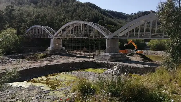 TARİHİ ATATÜRK KÖPRÜSÜ YENİLEME ÇALIŞMALARI DEVAM EDİYOR