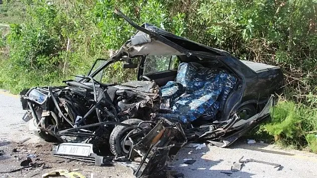 Taş dolu kamyon, otomobille çarpıştı: 2 yaralı