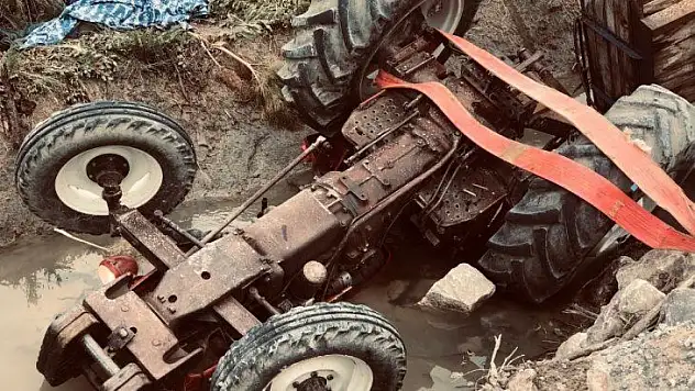 Ters dönen traktörün altında can verdi