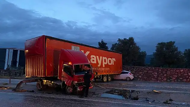 TIR VE OTOMOBİL ÇARPIŞTI