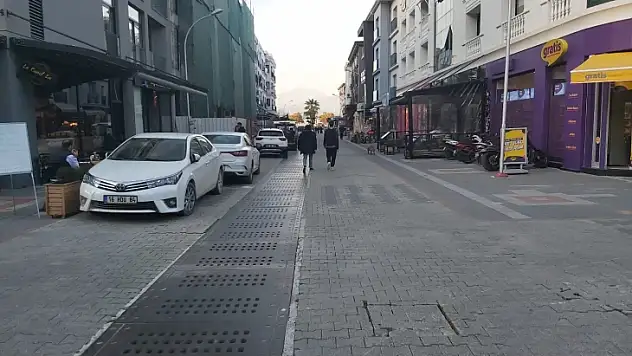 Trafiğe kapalı caddeler otopark oldu