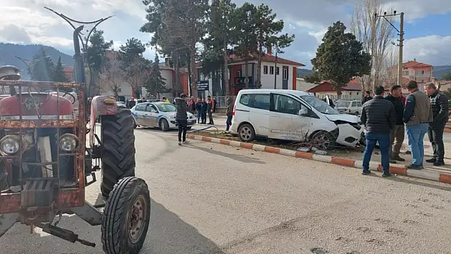 Traktör ile hafif ticari araç çarpıştı
