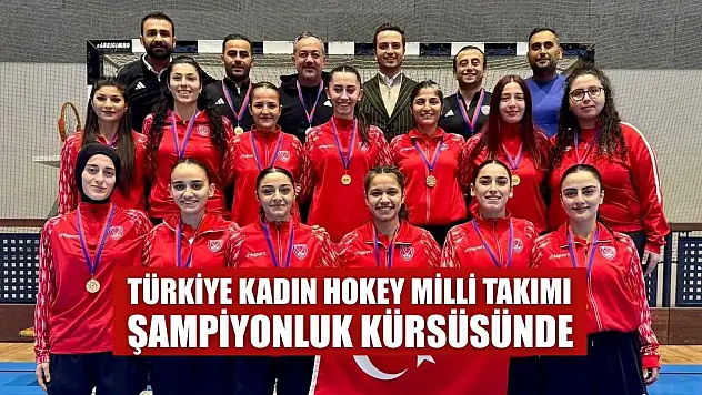 Türkiye Kadın Hokey Milli Takımı şampiyonluk kürsüsünde