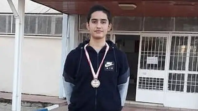 Üçüncülük madalyasını Fethiye'ye getirdi