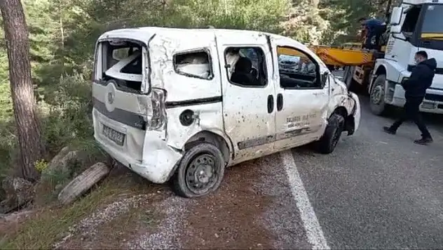 Uçuruma yuvarlanan belediye aracının şoförü yaralandı