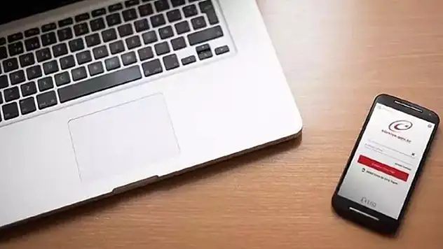 Üniversite öğrencilerinin yarısı kaydını tamamladı