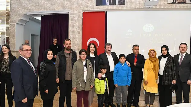 Vali Orhan Tavlı, Deprem Bölgesinden Gelen Öğretmen ve Aileleriyle İftar Yaptı