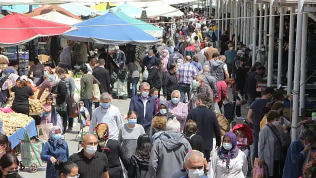 Vatandaşlar alışveriş için birbirleri ile yarışıyorlar
