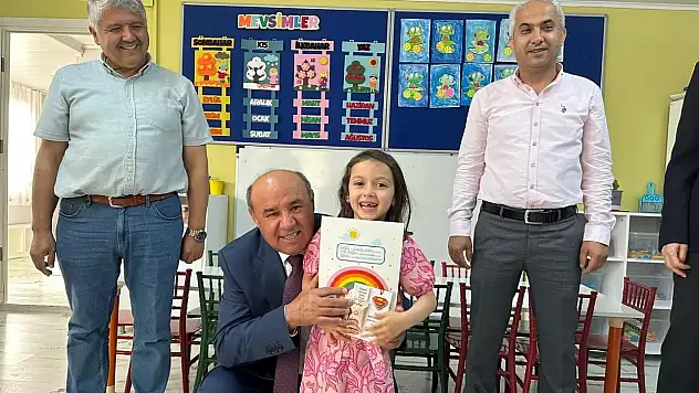 Vekil Otgöz öğrencilerle karne heyecanı yaşadı