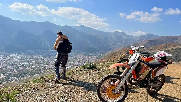 YANAN ALANLARA MOTORLARI İLE ÇIKIP TOHUM TOPLARI ATIYORLAR