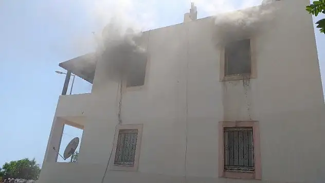 Yanan evini kurtarmak isterken dumandan zehirlendi