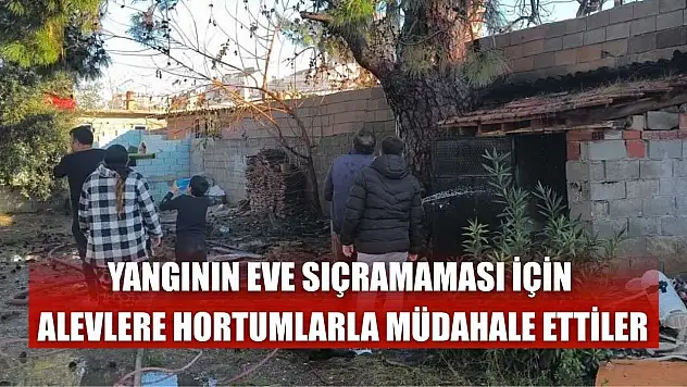 Yangının eve sıçramaması için alevlere hortumlarla müdahale ettiler