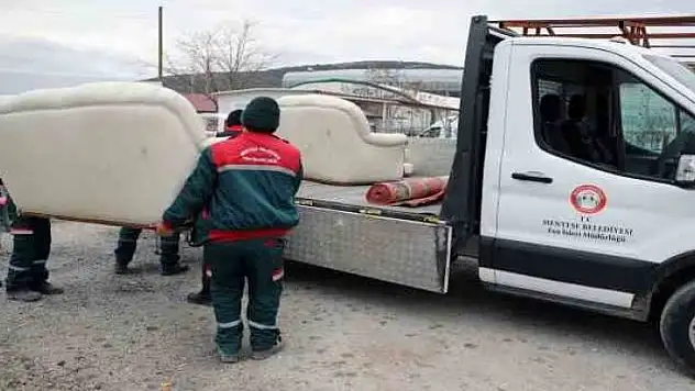 YARDIMLAR 'EL ELE DAYANIŞMA' MERKEZLERİYLE DEPREMZEDELERE ULAŞIYOR