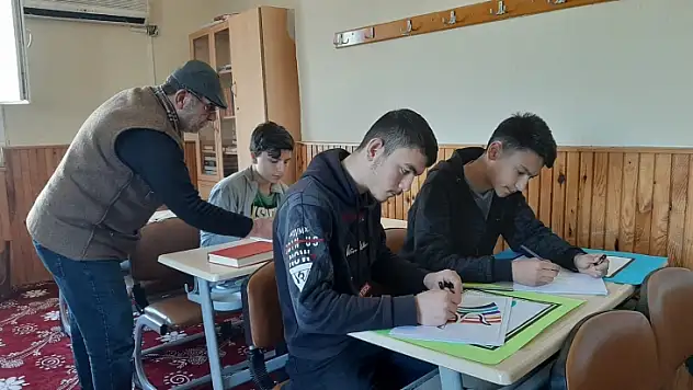 Yarım Asırlık Tecrübesiyle Hat Sanatı Öğretiyor