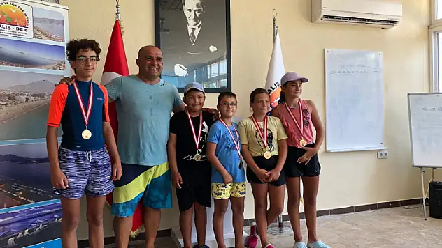 Yelken Kulübü 30 Ağustos'u denizde kutladı