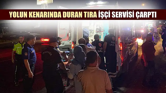 Yolun kenarında duran tıra işçi servisi çarptı