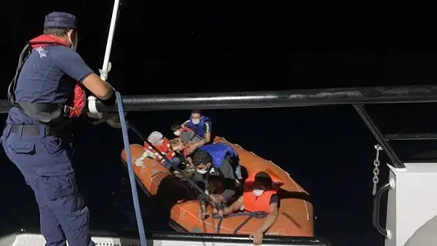 Yunanlılar geri itti, Türk Sahil Güvenlik kurtardı