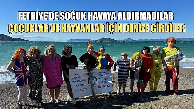 Fethiye'de soğuk havaya aldırmadılar, çocuklar ve hayvanlar için denize girdiler