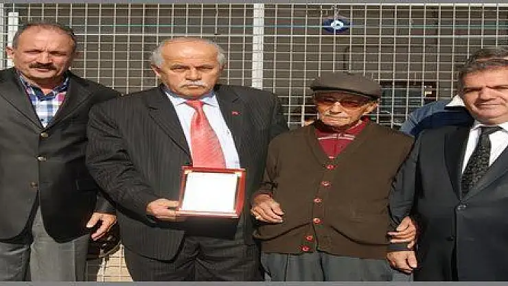 92 YAŞINDAKİ 66 YILLIK MUHTAR 'YILIN MUHTARI' SEÇİLDİ
