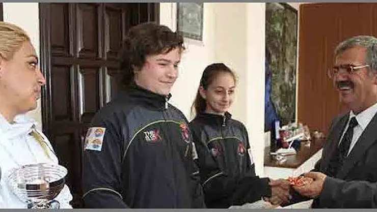 KAYMAKAM ÇALIKTAN BAŞARILI SPORCULARA ÇEYREK ALTIN