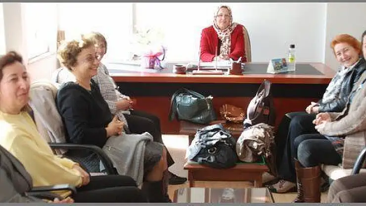 CUMHURİYET KADINLARINDAN MHP'YE ZİYARET